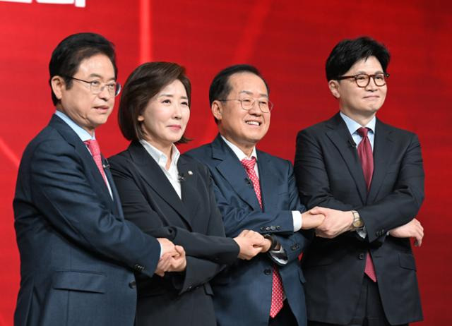 이철우(왼쪽부터), 나경원, 홍준표, 한동훈 제21대 대통령 선거 국민의힘 경선 후보가 20일 서울 강서구 ASSA아트홀에서 열린 1차 경선 B조 토론회에서 기념촬영을 하고 있다. 뉴시스
