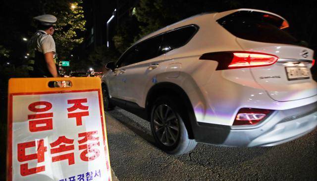 2019년 6월 25일 서울 마포구 합정동 인근에서 경찰이 음주단속을 하고 있다. 사진은 기사 내용과 직접적 관련이 없다. 연합뉴스