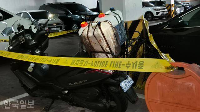 21일 서울 관악구 봉천동 아파트에 불을 낸 이모씨가 타고 온 오토바이 뒷좌석에 기름통 2개가 실려있다. 김나연 기자