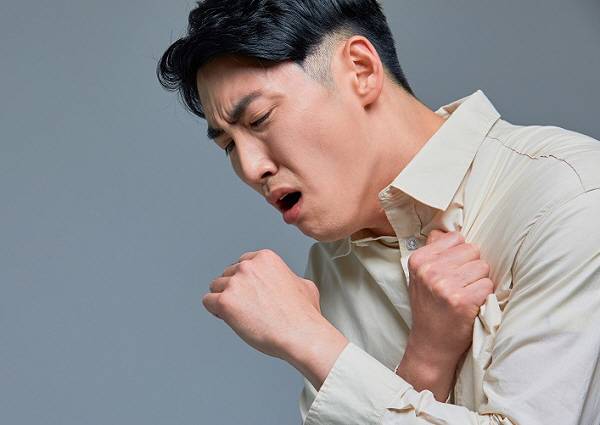 영국 유명 가정의학과 전문의 수라지 쿠카디아가 좀처럼 낫지 않는 기침의 숨겨진 원인 3가지를 소개했다./사진=게티이미지뱅크