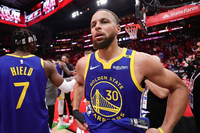 <yonhap photo-2960=""> HOUSTON, TEXAS - APRIL 20: Stephen Curry #30 of the Golden State Warriors walks off the court following the 95-85 win against the Houston Rockets in Game One of the Western Conference First Round NBA Playoffs at Toyota Center on April 20, 2025 in Houston, Texas. NOTE TO USER: User expressly acknowledges and agrees that, by downloading and or using this photograph, User is consenting to the terms and conditions of the Getty Images License Agreement. Alex Slitz/Getty Images/AFP (Photo by Alex Slitz / GETTY IMAGES NORTH AMERICA / Getty Images via AFP)/2025-04-21 13:13:13/ <저작권자 ⓒ 1980-2025 ㈜연합뉴스. 무단 전재 재배포 금지, AI 학습 및 활용 금지></yonhap>