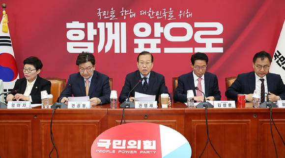 국민의힘 권영세 비상대책위원장(가운데)이 21일 국회에서 열린 비상대책위원 회의에서 발언하고 있다. [사진=연합뉴스]