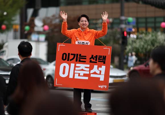 이준석 개혁신당 대선 후보가 21일 세종시에서 출근길 인사를 하는 모습. [사진=개혁신당]