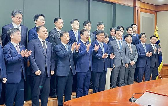 이재명 더불어민주당 대선 경선 후보는 이날 오전 서울 여의도 금융투자협회에서 열린 자본시장 활성화를 위한 정책간담회에서 "자본시장에서 국민들이 많은 혜택을 누릴 수 있도록 상법 개정안 재추진과 코리아 디스카운트 완화를 위한 노력에 속도를 내겠다"고 전했다.  [사진=김민희 기자]