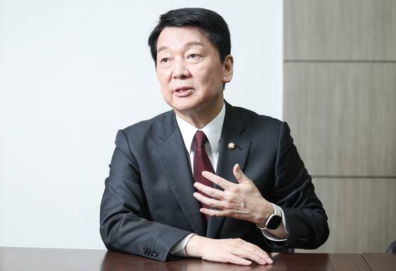 안철수 국민의힘 대선 경선 후보가 20일 오전 서울 여의도에 위치한 자신의 선거사무실에서 중앙일보와 인터뷰하고 있다. 안 후보는 “집권하면 경제를 되살리겠다”고 말했다. 전민규 기자