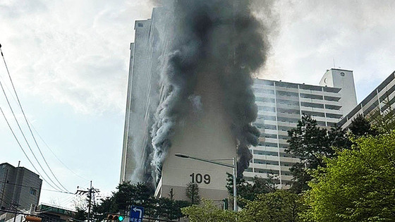 21일 오전 서울 관악구 봉천동 21층 규모 아파트에서 불이 나 1명이 사망하고, 2명이 중상을 입었다. 연합뉴스