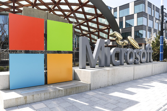 4일(현지시간) 미국 워싱턴주 레드몬드에 위치한 Microsoft 본사 간판과 로고. AP=연합뉴스