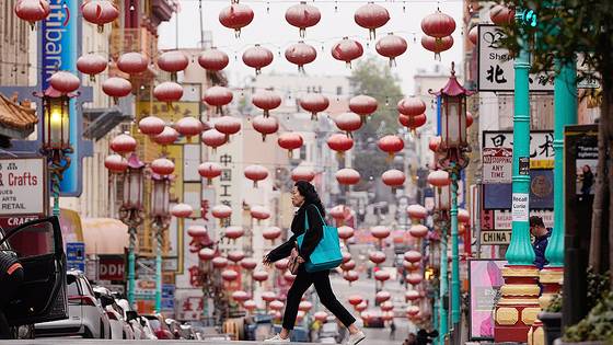 지난 18일 미국 캘리포니아주 샌프란시스코의 차이나타운 앞을 한 시민이 지나가고 있다. AP=연합뉴스