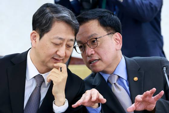 '한미 2+2 통상 협의' 정부 합동 대표단 공동 수석대표를 맡은 최상목 경제부총리 겸 기획재정부 장관(오른쪽)과 안덕근 산업통상자원부 장관이 21일 정부서울청사에서 열린 경제안보전략 태스크포스(TF) 회의에 참석해 논의하고 있다. 연합뉴스
