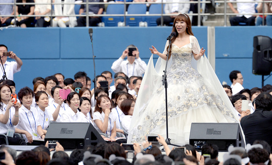 소프라노 조수미가 지난 2014년 8월15일 대전월드컵경기장에서 열린 성모승천대축일 미사 시작 전 문화행사에서 노래를 부르고 있다. 사진공동취재단