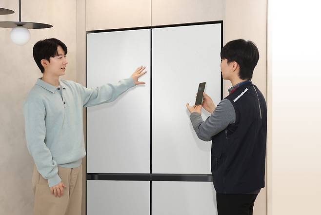 삼성전자서비스 엔지니어가 'AI 사전 케어 알림' 서비스를 통해 방문수리 서비스를 예약한 'AI 구독클럽' 사용자와 상담을 하고 있다. 사진=삼성전자 제공