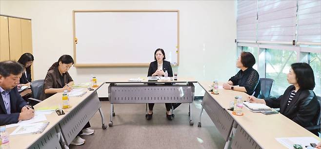 신영숙 여성가족부 차관이 지난해 8월 29일 오후 인천 중구 청소년상담복지센터에서 열린 위기청소년 지원 현장 간담회에 참석해 청소년 마음건강 지원 강화방안을 논의하고 있다.   여성가족부 제공