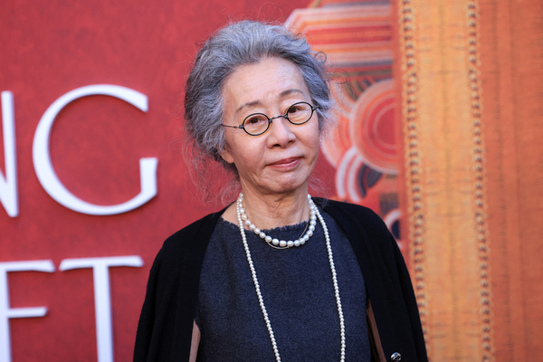 신작 영화 <결혼 피로연>에 출연한 배우 윤여정이 지난 14일(현지시간) 미국 로스앤젤레스에서 영화 개봉 기념 촬영을 하고 있다. 로이터연합뉴스