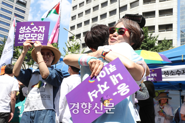 제25회 서울퀴어문화축제가 열린 지난해 6월1일 서울 중구 을지로 일대에서 성소수자부모모임 나비 활동가가 프리허그를 하고 있다. 정효진 기자