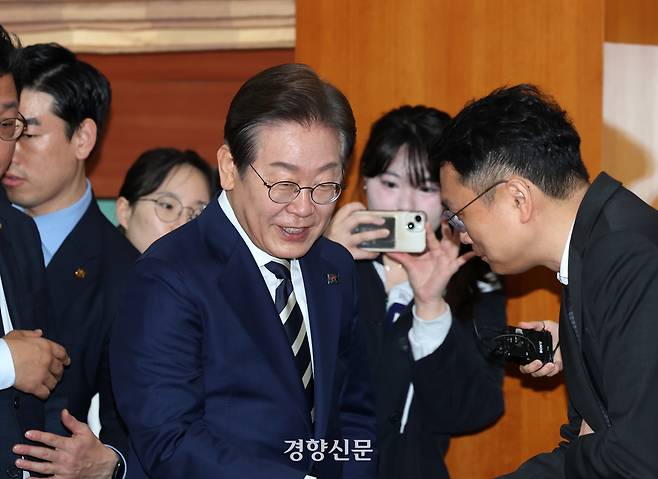 이재명 더불어민주당 대선 경선 후보가 21일 서울 여의도 금융투자협회에서 열린 자본시장 활성화를 위한 정책간담회에서 참석자들과 인사하고 있다. 정지윤 선임기자