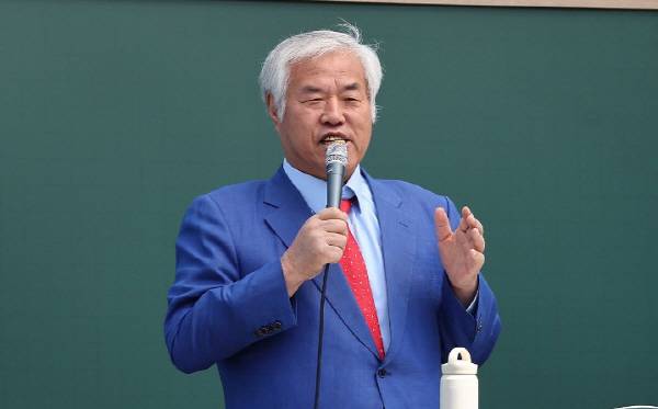 전광훈 사랑제일교회 목사가 6일 광화문 주일 연합예배에서 설교하고 있다. 연합뉴스