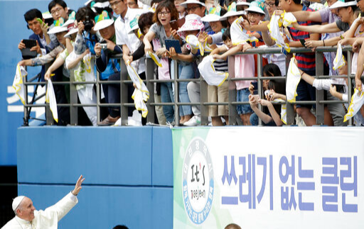 Pope Francis blesses the crowd as he arrives to celebrate the Mass of Assumption of Mary at Daejeon World Cup Stadium in Daejeon on Aug. 15, 2014. (AP-Yonhap)