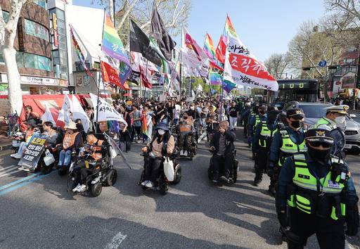 장애인의 날인 20일 전국장애인차별철폐연대 회원들이 서울 종로구 마로니에공원에서 ‘장애인 차별 철폐의 날’ 전국 집중 결의대회를 마친 뒤 행진하고 있다. 연합뉴스