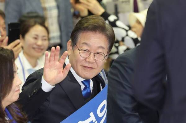 더불어민주당 이재명 대선 경선 후보가 지난 20일 울산에서 열린 '제21대 대통령선거 후보자 선출을 위한 영남권 합동연설회'에 이은 투표 결과 발표 후 지지자들에게 인사하는 모습. 연합뉴스