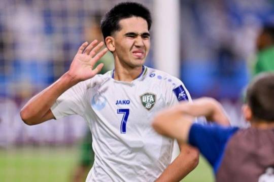 골세리머니를 펼치는 우즈베키스탄의 사드리딘 카사노프