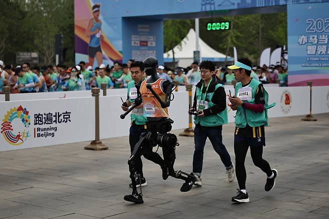 19일 중국 베이징 휴머노이드 하프 마라톤 대회에서 톈궁 울트라가 힘차게 달리고 있다. 톈궁은 대회 우승을 차지했다. [EPA = 연합뉴스]
