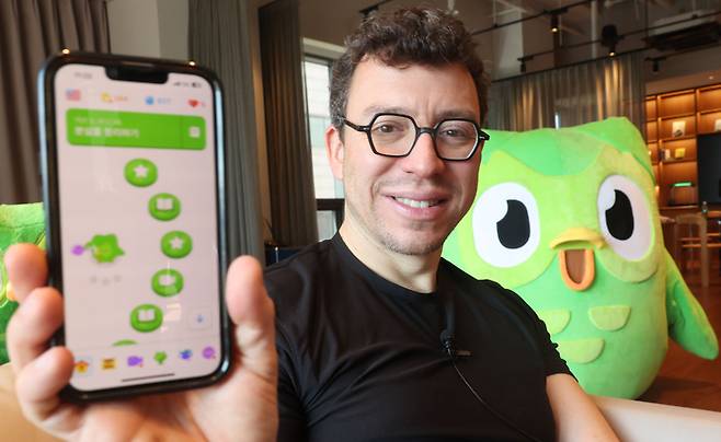 루이스폰안 듀오링고 CEO가 자사앱을 들어보이고 있다. [이승환 기자]