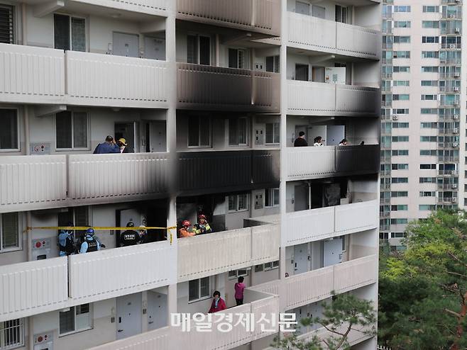 21일 서울 관악구 봉천동의 한 아파트에서 불이 나 소방대원 및 과학수사대가 진화작업 후 현장을 확인하고 있다.

소방당국에 따르면 이날 오전 8시 17분 봉천동 소재 21층 규모의 아파트 4층에서 화재가 발생해 신원미상의 남성 1명이 숨지고 4층에서 추락한 70~90대 여성 2명이 전신에 화상을 입는 등 크게 다쳐 병원으로 이송됐다.  2025.4.21[이충우기자]