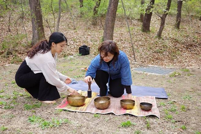 협동조합 청풍에서 싱잉볼 체험을 하고 있는 장미란 문체부 제2차관 / 사진=문화체육관광부