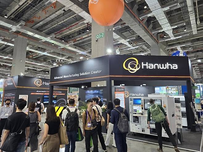 SEMI(국제반도체장비재료협회)가 주관하는 반도체 전시회 세미콘 타이완 2024에 참가한 한화세미텍 전시부스 모습. 당시 한화세미텍은 HBM용 TC 본더(SFM5-Expert)를 최초 공개했다. [사진출처 = 한화세미텍]