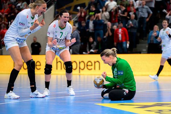 사진 2024/25 EHF 여자 핸드볼 챔피언스리그 8강 1차전에서 슛을 막아낸 교리 아우디의 산드라 토프트 골키퍼와 선수들이 환호하고 있다. 사진 출처=교리 아우디