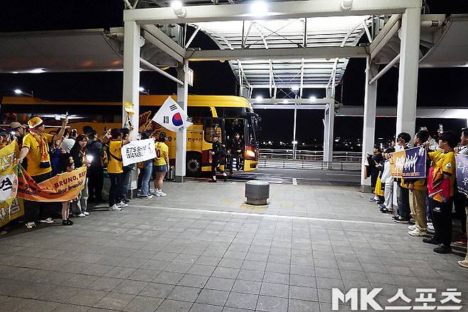 4월 20일 오후 8시 30분. 광주 선수단 선발대가 인천공항 제1여객터미널에 도착했다. 수많은 팬이 선수단을 맞이했다. 광주가 팬들과 소통해 일찌감치 마련한 환송식의 시작이었다. 사진=이근승 기자