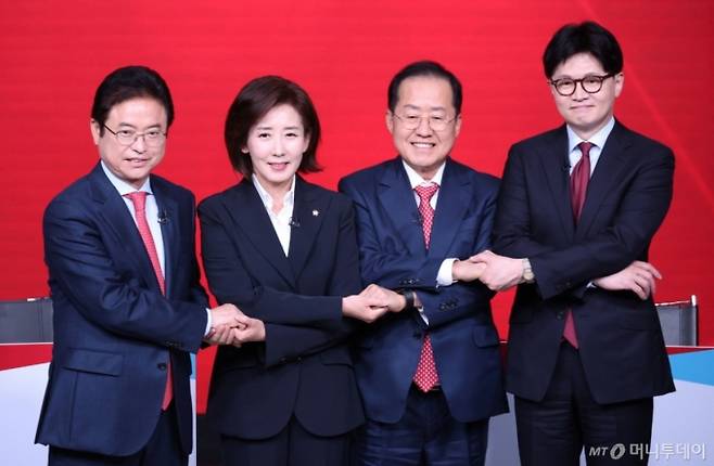 [서울=뉴시스] 국회사진기자단 = 이철우(왼쪽부터), 나경원, 홍준표, 한동훈 제21대 대통령 선거 국민의힘 경선 후보가 20일 서울 강서구 ASSA아트홀에서 열린 '제21대 대통령 선거 국민의힘 1차 경선 B조 토론회'에서 토론 시작 전 기념촬영을 하고 있다. 2025.04.20. photo@newsis.com /사진=