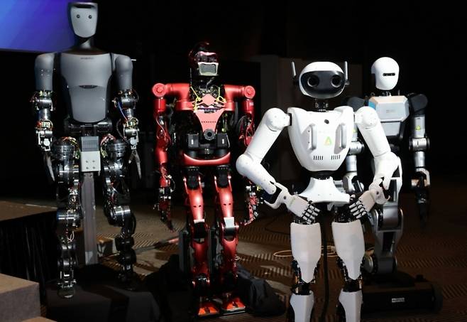 10일 서울 중구 플라자호텔에서 열린 K-휴머노이드 연합 출범식에 전시된 휴머노이드 로봇.   왼쪽부터 로브로스, 블루로빈, 에이로봇, 레인보우로보틱스의 휴머노이드. /사진=뉴스1