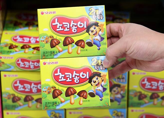 (서울=뉴스1) 박지혜 기자 = 28일 서울의 한 대형마트에서 한 시민이 오리온 초코송이를 고르고 있다.  오리온은 다음 달 1일부터 ‘초코파이’를 제외한 13개 제품의 가격을 평균 10.6% 인상한다.  가격 인상 대상은 카카오 등 가격이 급등한 원재료 사용 비중이 높은 제품이다. 구체적으로 ‘초코송이’는 20% 오르고, ‘마켓오 브라우니’는 10%,  '오징어 땅콩'은 6.7% 각각 오른다.   이번 가격 인상으로 마켓오 브라우니는 16년, 오징어 땅콩은 13년, 초코송이는 11년 만에 각각 가격이 오르게 됐다. 2024.11.28/뉴스1  Copyright (C) 뉴스1. All rights reserved. 무단 전재 및 재배포,  AI학습 이용 금지. /사진=(서울=뉴스1) 박지혜 기자