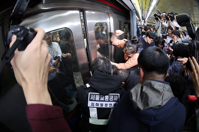 전국장애인차별철폐연대(전장연) 회원들이 21일 서울 지하철 4호선 혜화역 동대문 방면 승강장에서 제62차 '출근길 지하철 탑니다' 시위를 벌이던 중 이를 저지하던 경찰·서울교통공사 직원 등과 충돌하고 있다. 전장연의 출근길 지하철 탑승 시위는 지난해 4월8일 이후 1년여 만이다. /사진=뉴스1