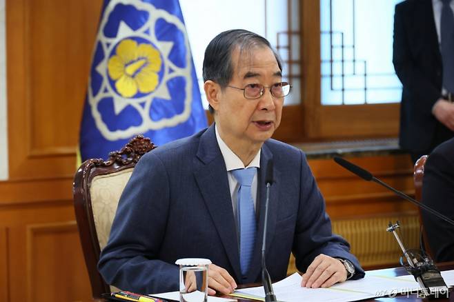 (서울=뉴스1) 임세영 기자 = 한덕수 대통령 권한대행 국무총리가 21일 서울 종로구 정부서울청사에서 열린 경제안보전략 TF 회의에서 발언하고 있다. (총리실 제공, 재판매 및 DB 금지) 2025.4.21/뉴스1  Copyright (C) 뉴스1. All rights reserved. 무단 전재 및 재배포,  AI학습 이용 금지. /사진=(서울=뉴스1) 임세영 기자