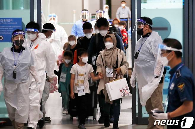 2021년 8월27일 오후 아프가니스탄에서 우리 정부 활동을 지원해온 아프간 현지인 직원과 배우자, 미성년 자녀, 부모 등 후발대로 출발한 13명이 '특별기여자' 신분으로 인천국제공항을 통해 입국하고 있다./사진=뉴스1.