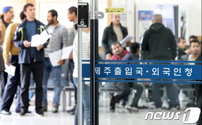인도적 체류 허가를 받은 예멘 난민 신청자들이 지난 2018년 10월22일 제주시 용담동 제주출입국·외국인청에서 서류를 접수하고 있다./사진=뉴스1.