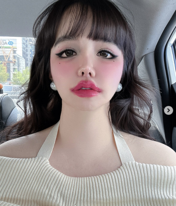 그룹 2NE1 멤버 박봄이 SNS에 "밖에 나들이 다녀오는 중"이라는 글과 함께 본인의 사진을 올렸다. /사진=박봄 SNS