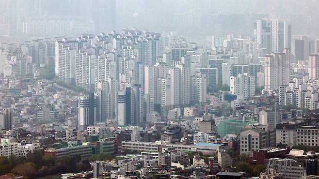 국토교통부가 사업자별로 따로 운영하던 공공임대주택 청약시스템을 일원화해 입주 희망자들의 불편함을 해소한다. 사진은 지난 18일 서울 중구 남산에서 바라본 아파트 단지. /사진=뉴스1