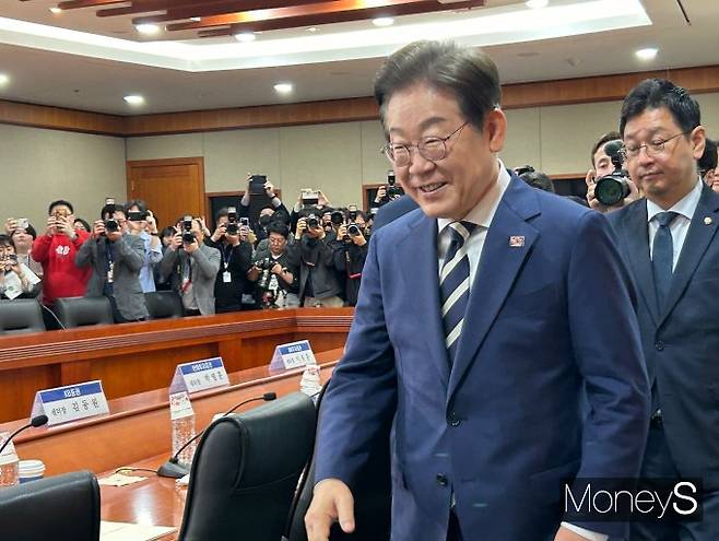 이재명 더불어민주당 대선 경선 후보가 금융투자협회를 찾아 자본시장 전문가들과 간담회를 열고 자본시장 정상화를 위한 제도개혁 의지를 밝혔다. 사진은 이재명 더불어민주당 대선 경선 후보가 21일 서울 여의도 소재 금융투자협회를 방문한 모습. /사진=김성아 기자