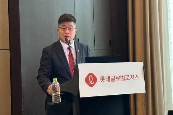 강병구 롯데글로벌로지스 대표가 기자간담회에서 회사 소개를 하고 있다./사진=이지운 기자