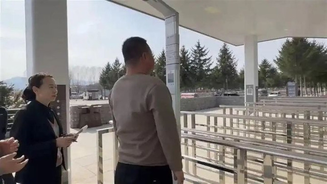 중국의 한 유명 관광지가 최근 체질량지수에 따라 입장권을 할인 혹은 면제를 해주는 이벤트를 시작해 화제가 되고 있다. 사진은 한 관광객이 BMI를 측정하는 모습. 뉴시스(바이두 캡처)