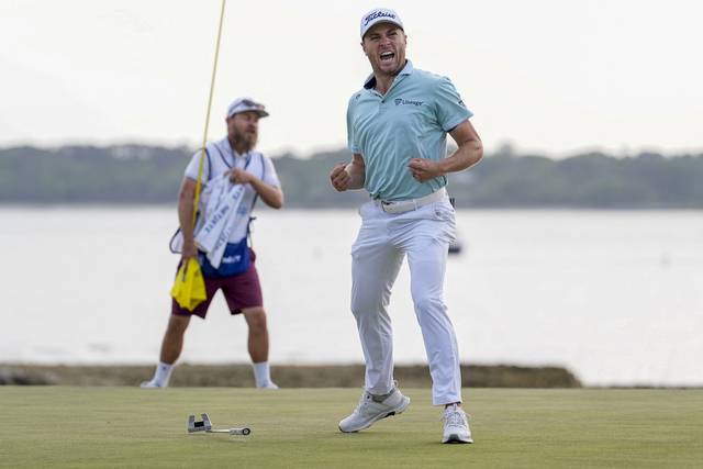 미국의 저스틴 토머스가 21일 오전(한국시간) 미국 사우스캐롤라이나주 힐턴 헤드 아일랜드의 하버타운 골프 링크스에서 열린 PGA투어 특급대회 RBC 헤리티지 최종 4라운드 연장 첫 홀에서 우승을 확정하는 버디 퍼트를 성공한 뒤 환호하고 있다. 이매진이미지스 연합뉴스