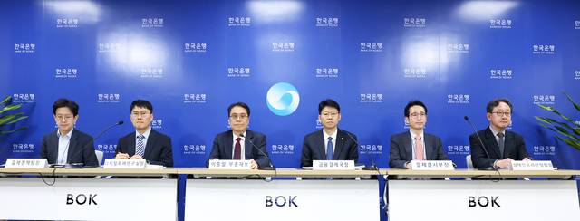 21일 서울 중구 한국은행에서 2024년 지급결제보고서 설명회가 열리고 있다. 왼쪽부터 박준홍 결제정책팀장, 윤성관 디지털화폐연구실장, 이종렬 부총재보, 이병목 금융결제국장, 윤태길 결제감시부장, 최석기 결제인프라안정팀장. 한국은행 제공