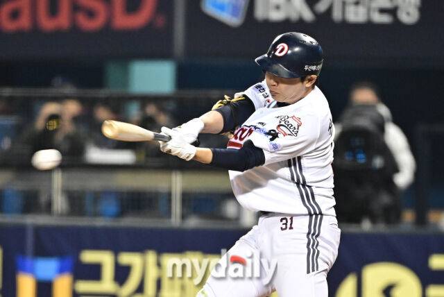 2일 서울 잠실야구장에서 열린 '2025 신한 SOL BANK KBO리그' 키움 히어로즈와 두산 베어스 경기. 두산 정수빈이 8회말 무사 1루에 안타를 치고 있다./마이데일리