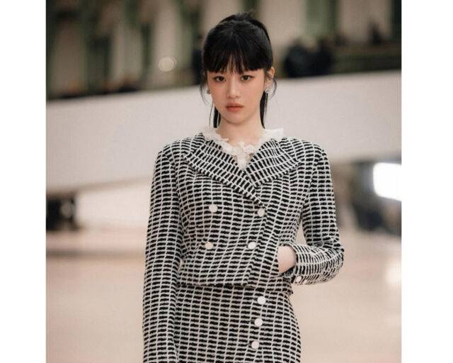 고윤정이 매혹적인 표정으로 사진을 찍고 있다. / 고윤정 SNS 캡처