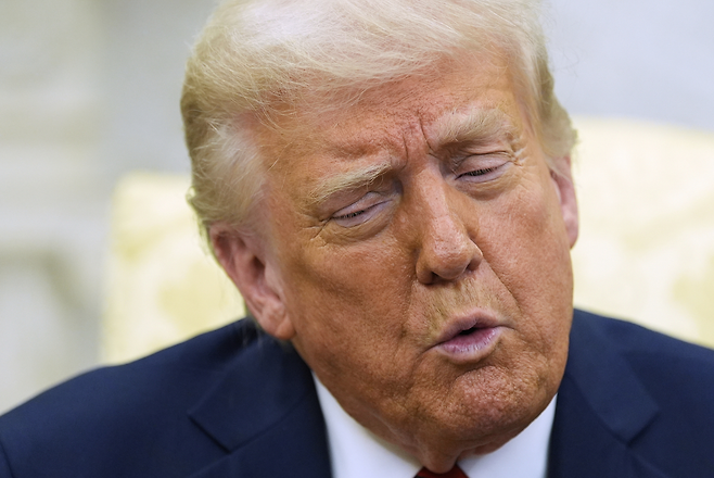 도널드 트럼프 대통령이 17일(현지시간) 워싱턴 백악관 집무실에서 이탈리아의 조르자 멜로니 총리와 만나 연설하고 있다. [AP]