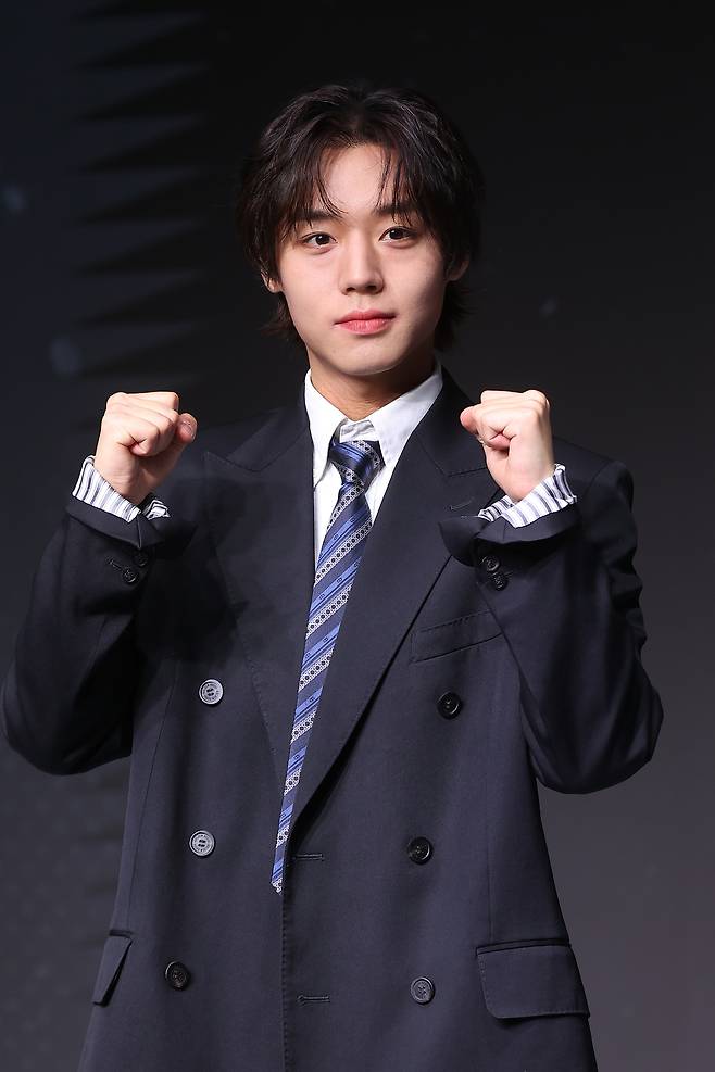 배우 박지훈이 21일 서울 마포구 호텔 나루 엠갤러리에서 열린 넷플릭스 ‘약한영웅 Class 2’ 제작발표회에서 포즈를 취하고 있다.