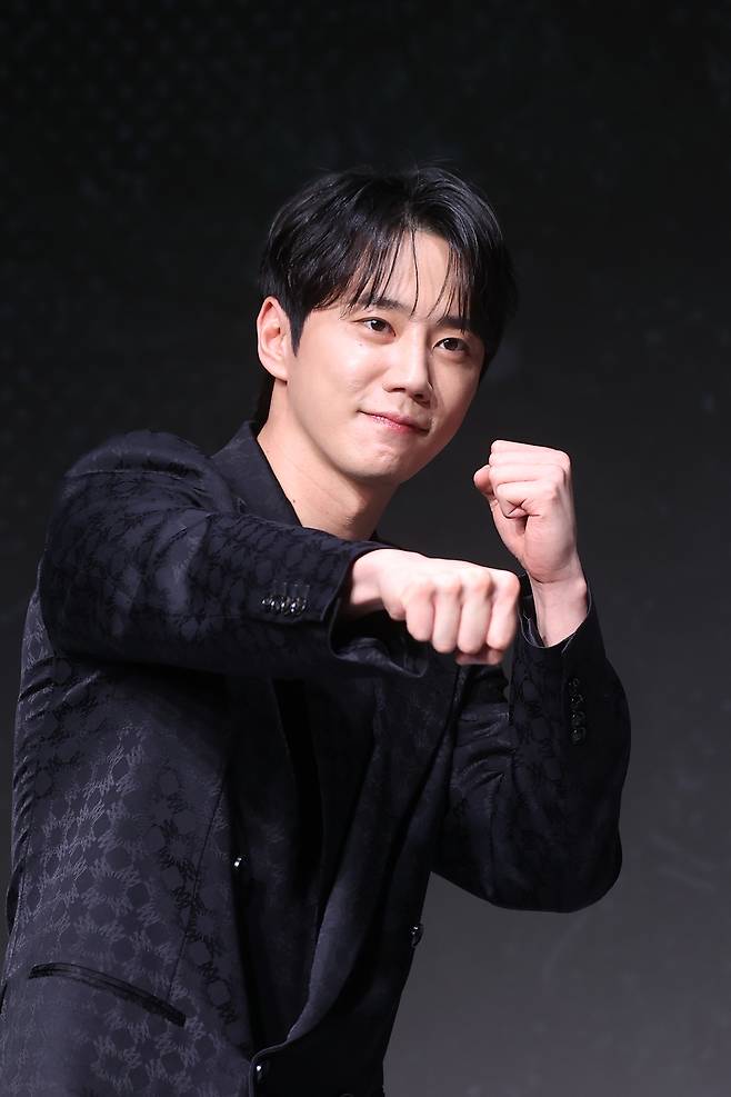 배우 이준영이 21일 서울 마포구 호텔 나루 엠갤러리에서 열린 넷플릭스 ‘약한영웅 Class 2’ 제작발표회에서 포즈를 취하고 있다.
